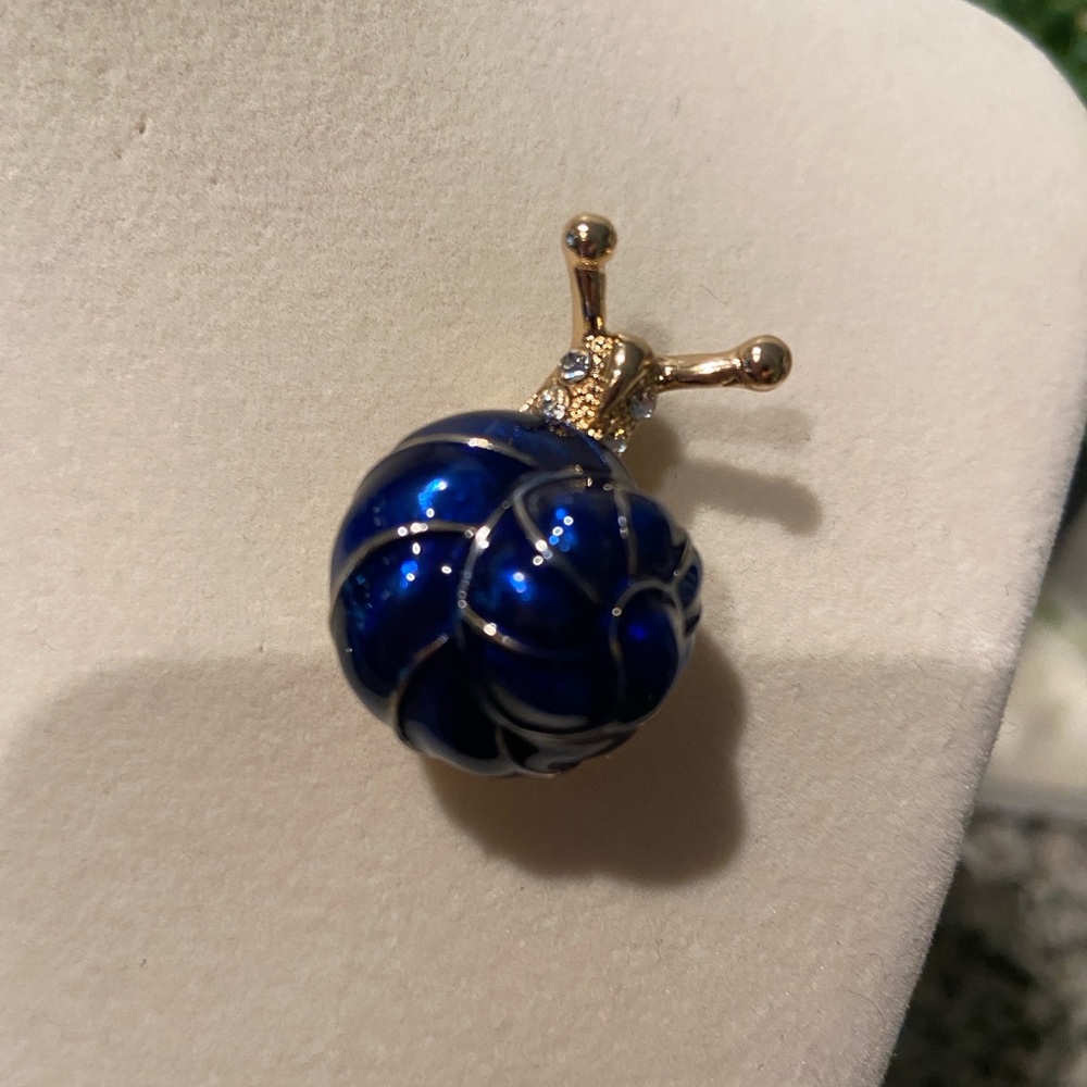 Brooch NWOT Bedazzled Snail